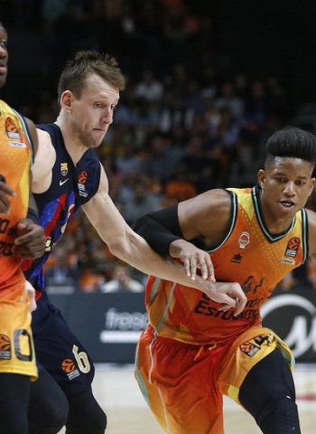 La Fonteta impulsa al Valencia Basket para tumbar al FC Barcelona (84-83)