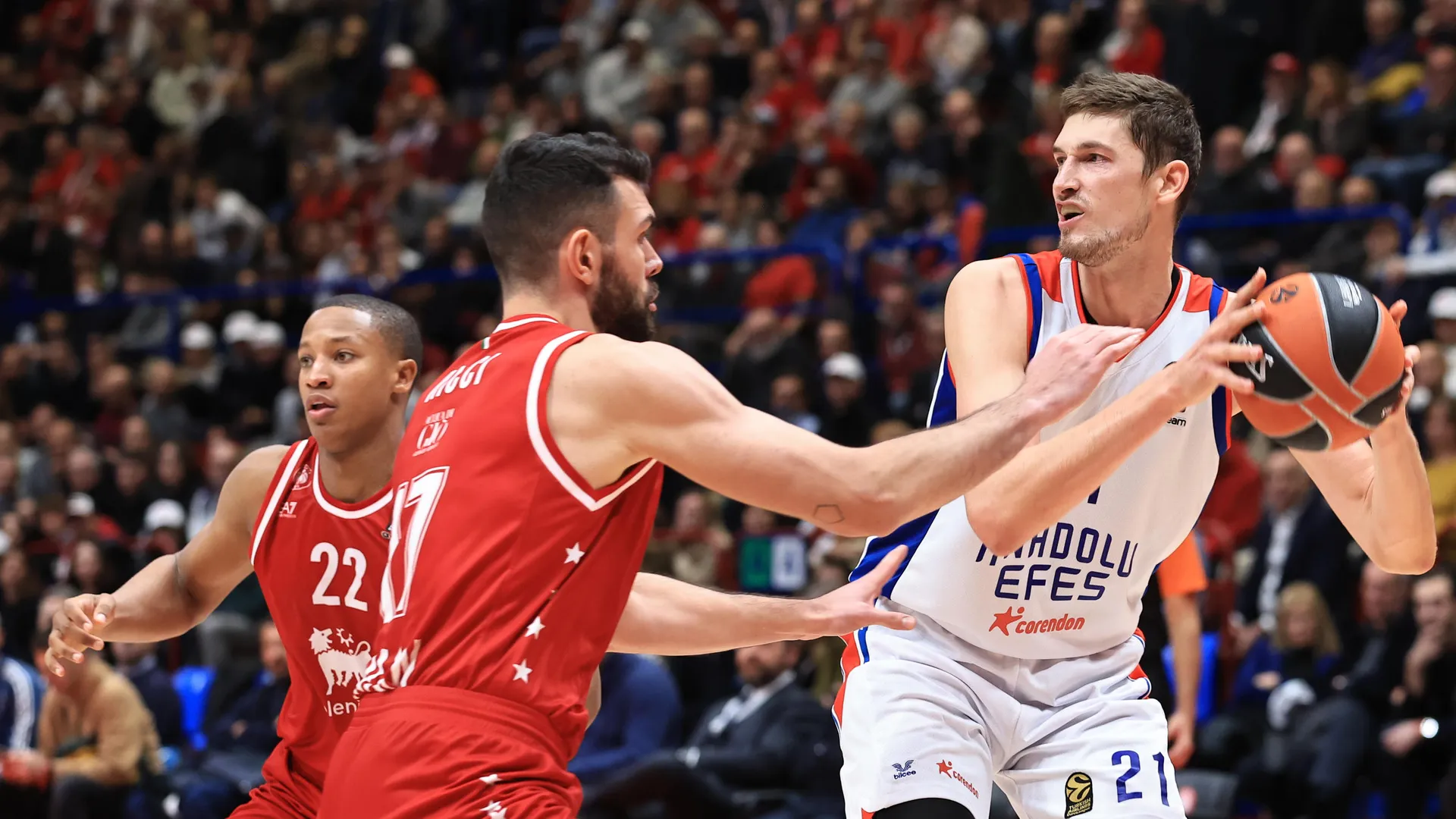 Esfuerzo equilibrado lleva a Milán a vencer a Efes, 92-76