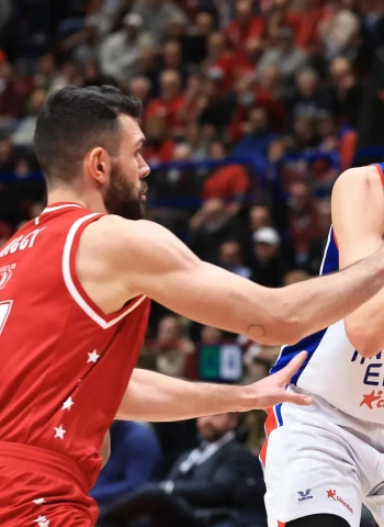 Esfuerzo equilibrado lleva a Milán a vencer a Efes, 92-76