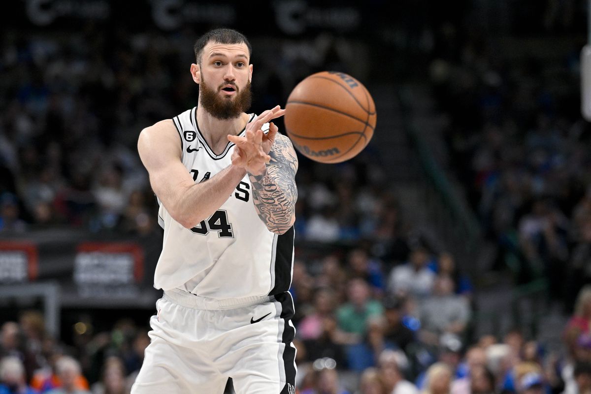 Sandro Mamukelashvili seguirá en los San Antonio Spurs