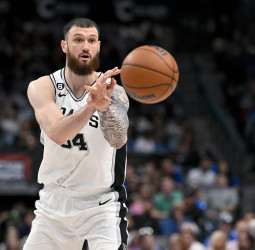 Sandro Mamukelashvili seguirá en los San Antonio Spurs