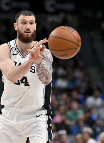 Sandro Mamukelashvili seguirá en los San Antonio Spurs