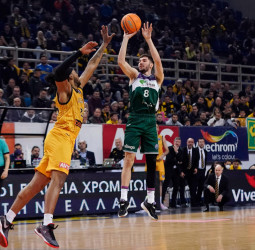 El Unicaja toma Atenas y pasa como líder de grupo (65-75)