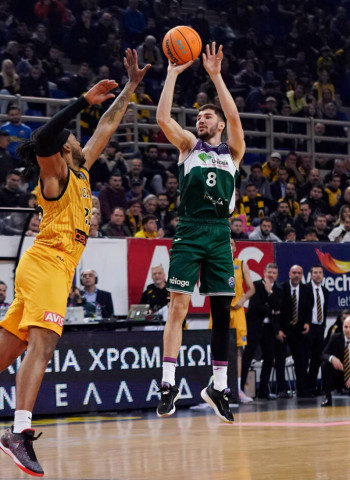 El Unicaja toma Atenas y pasa como líder de grupo (65-75)
