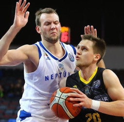Iberostar Tenerife 'asalta' el fortín del Neptunas Klaipeda y pasa a octavos como primero de grupo