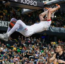 El Monbus Obradorio mantiene su racha y corta la bilbaína (77-80)