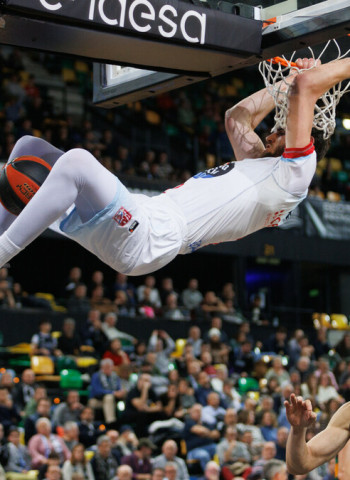 El Monbus Obradorio mantiene su racha y corta la bilbaína (77-80)