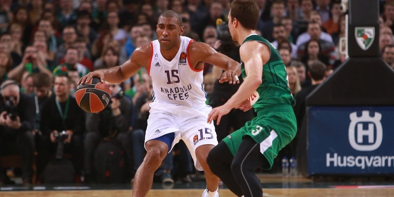 El Anadolu Efes oposita con firmeza a un puesto en los playoffs (68-76)