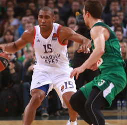 El Anadolu Efes oposita con firmeza a un puesto en los playoffs (68-76)