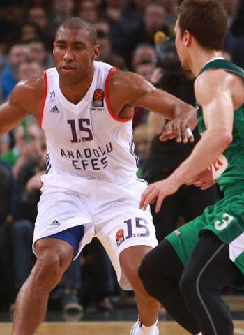 El Anadolu Efes oposita con firmeza a un puesto en los playoffs (68-76)