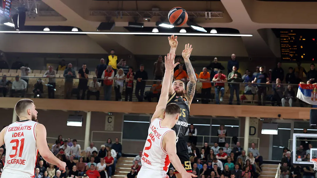 Mike James hace historia mientras Mónaco derrota a Zvezda, 98-80