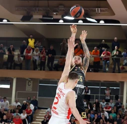 Mike James hace historia mientras Mónaco derrota a Zvezda, 98-80