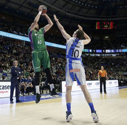 Un Unicaja de récord enamora contra Delteco GBC (114-88)