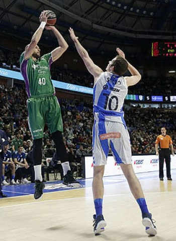 Un Unicaja de récord enamora contra Delteco GBC (114-88)