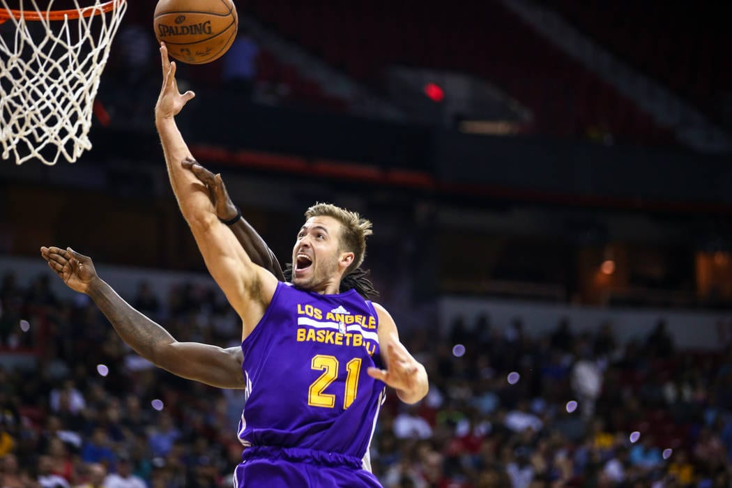 Travis Wear se hace un sitio en los Angeles Lakers