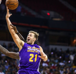 Travis Wear se hace un sitio en los Angeles Lakers