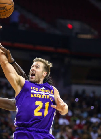 Travis Wear se hace un sitio en los Angeles Lakers