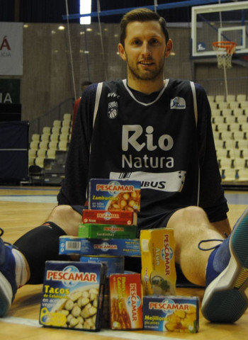 Mickey McConnell aportará 12 kilos al Banco de Alimentos de Pontevedra al estar de nuevo entre ‘Los más’ por sus asistencias