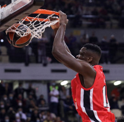 Sloukas decanta un cara o cruz del Olympiacos ante el Fenerbahce (67-65)