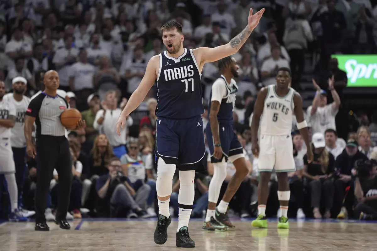 Los Mavericks asaltan Minneapolis para empezar, 105-108 [0-1]
