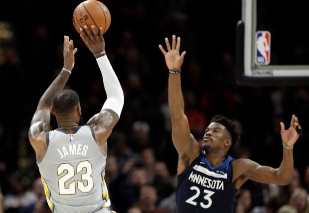 LeBron realiza un triple-doble que vale una victoria y los Spurs se pasean