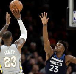 LeBron realiza un triple-doble que vale una victoria y los Spurs se pasean