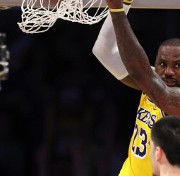 Un eterno LeBron marca la diferencia ante los Grizzlies, 123-128