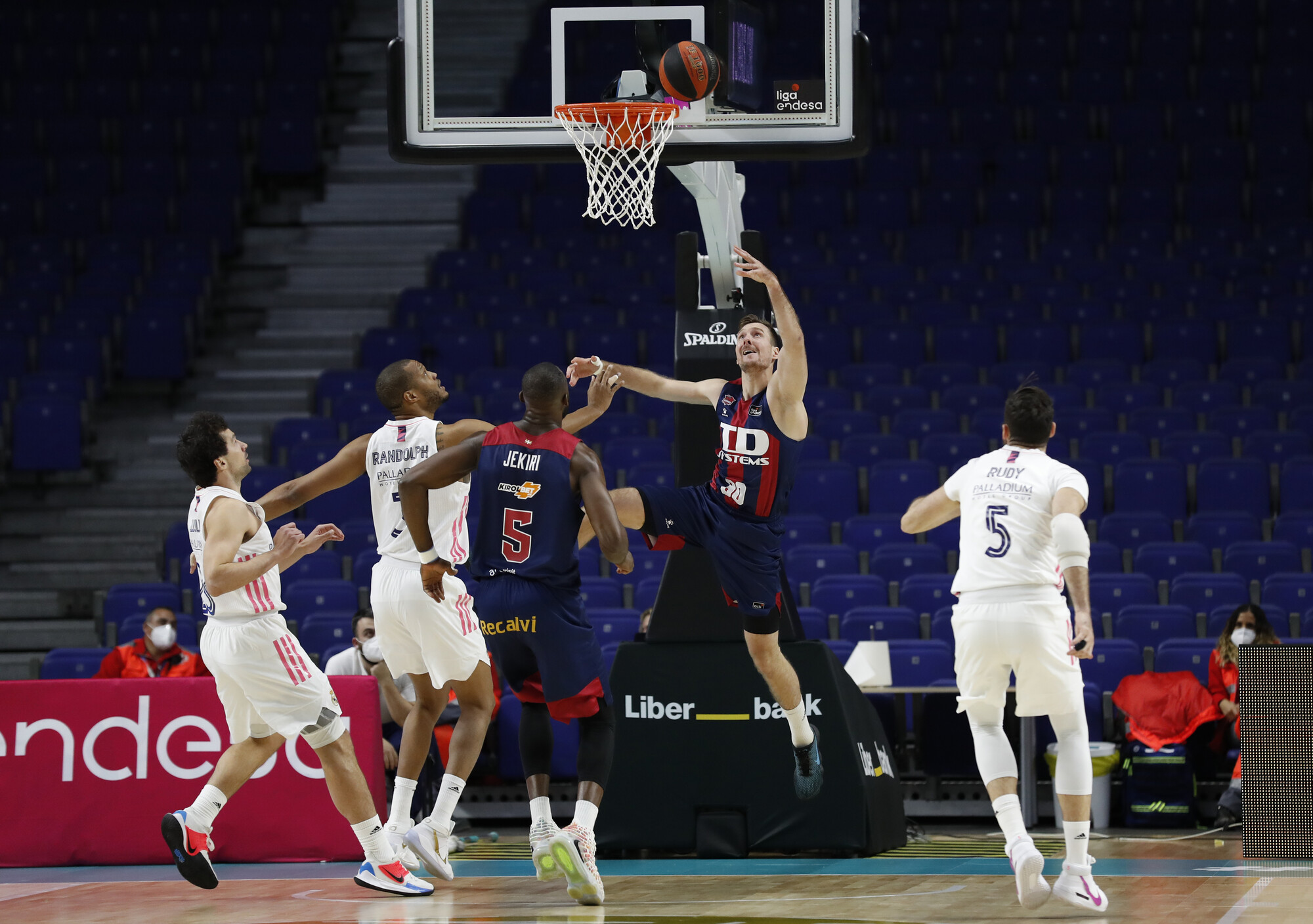 TD Systems Baskonia cae ante un Real Madrid  invicto en la acb (92-83)