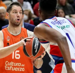 Valencia Basket se reivindica con apuros contra el Efes para iniciar el año (93-88)