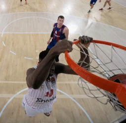 Olympiacos desactiva al Barça y asalta el Palau (75-77) [0-1]