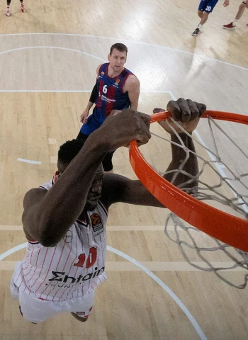 Olympiacos desactiva al Barça y asalta el Palau (75-77) [0-1]
