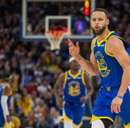 Curry, triple-doble de Butler... los Warriors funcionan, 120-130