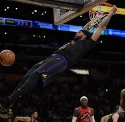 Anthony Davis decanta la balanza a favor de los Lakers
