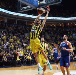 El Fenerbahce le pasa por encima al Anadolu Efes (84-66)
