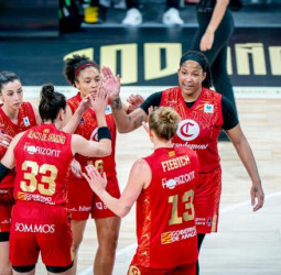 El anfitrión tira de defensa para dar el primer paso, 71-50