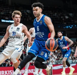 Anadolu Efes se impone de forma apurada ante el Maccabi, 90-88