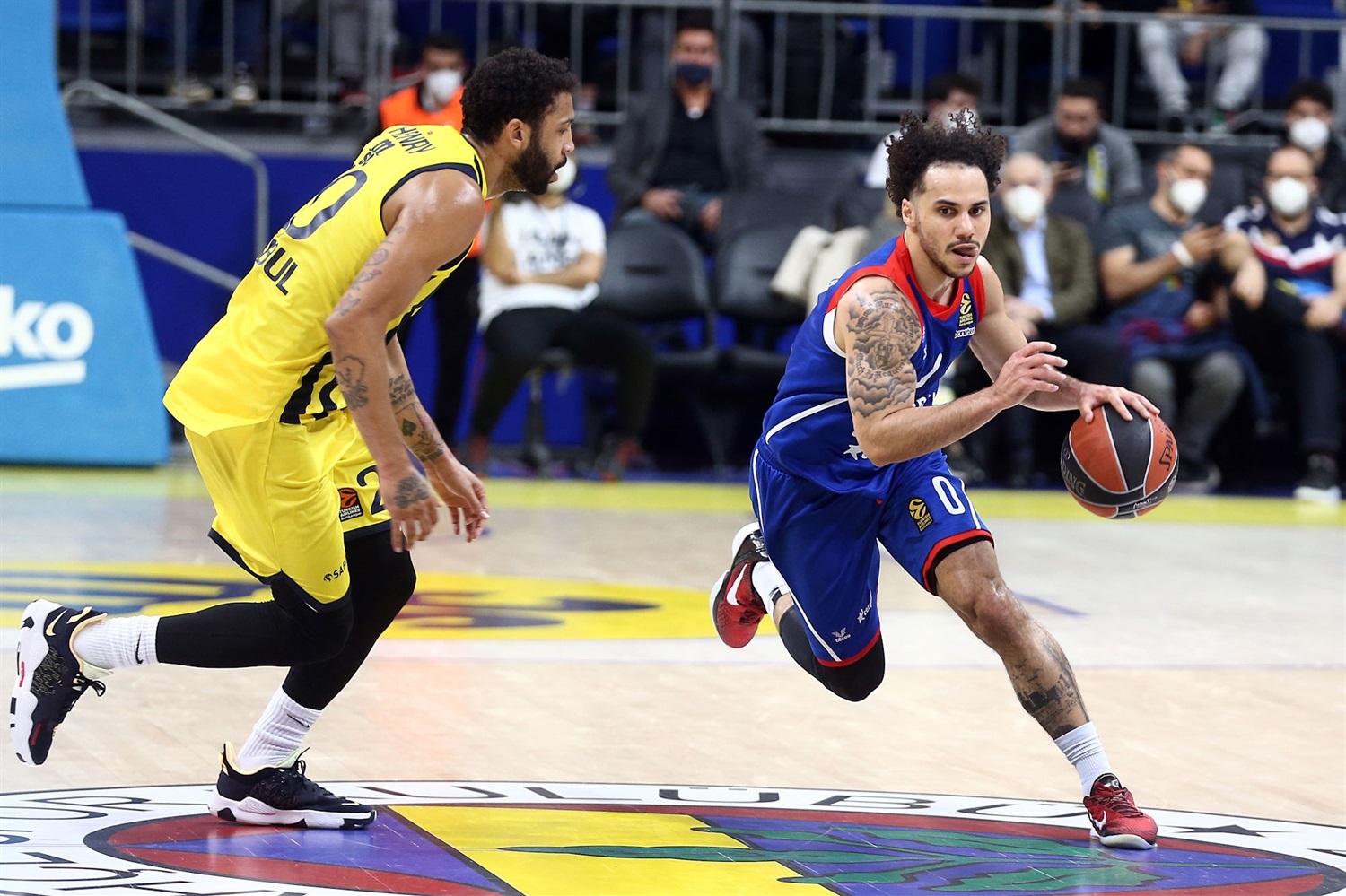 El Anadolu Efes se lleva el derbi turco al ritmo de Larkin (84-89)