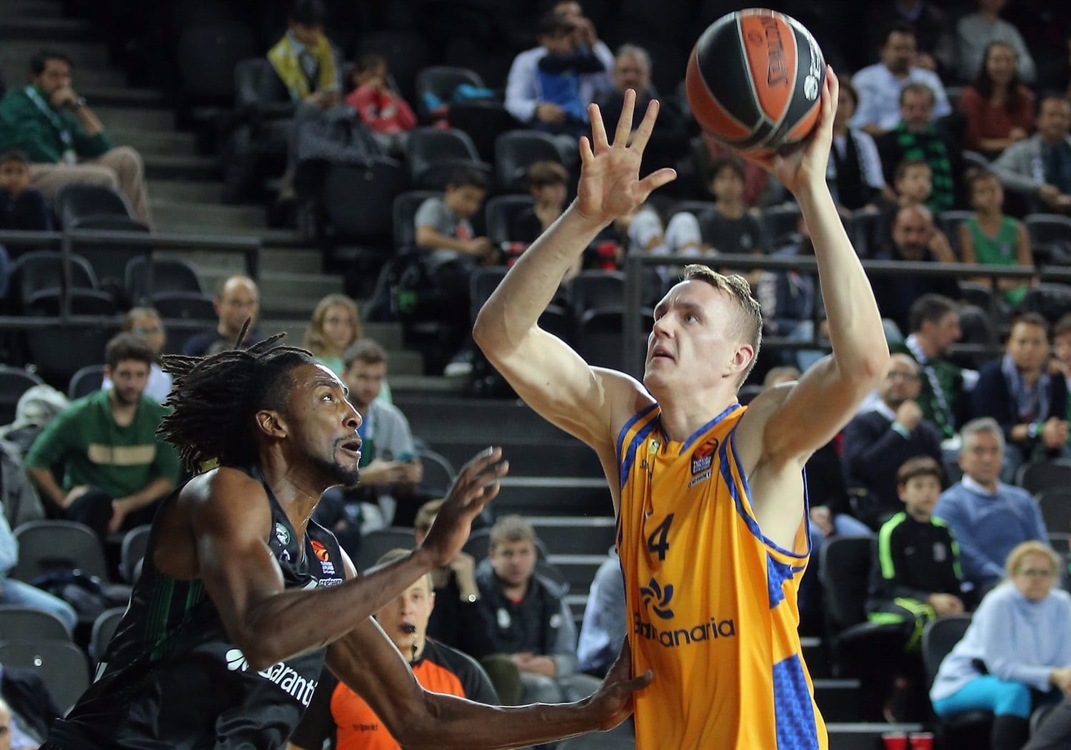 Anzejs Pasecniks firma con los Washington Wizards en formato "Exhibit 10"