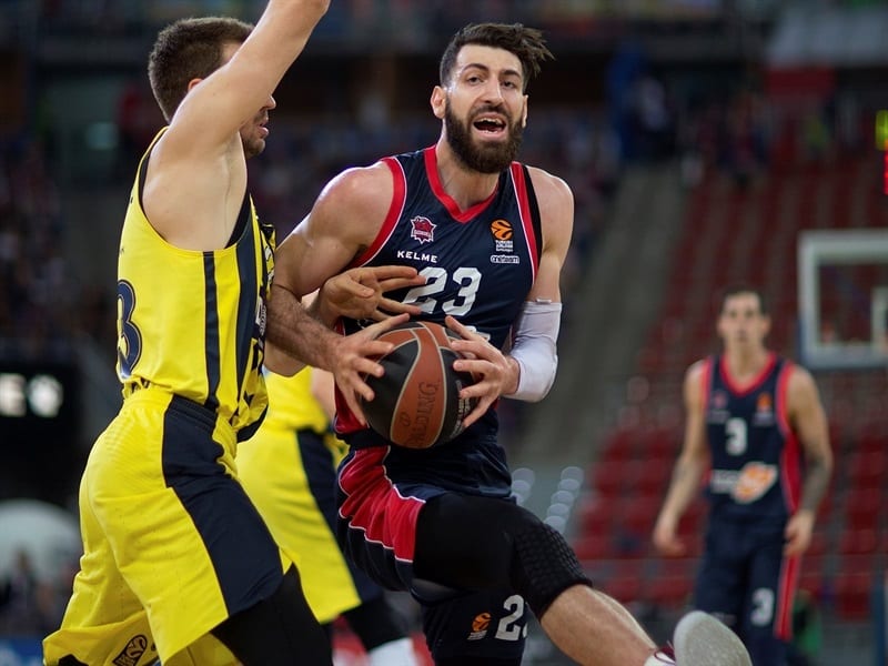 Shengelia apela a su contrato ante las preguntas sobre su continuidad en el Baskonia