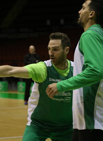 Txemi Urtasun firma por el Real Betis Energía Plus