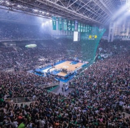 EuroLiga multa al Baskonia y al Panathinaikos por lanzamientos de objetos a la pista