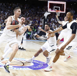 Increíble remontada y a una victoria del título de Liga para el Real Madrid (81-80)