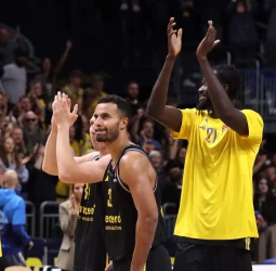 El ALBA rompe su mala racha con una gran remontada, 64-62