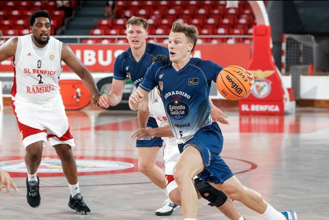 El Monbus Obradoiro cae ante el Benfica en el segundo partido del Torneo Internacional de Lisboa (76-67)