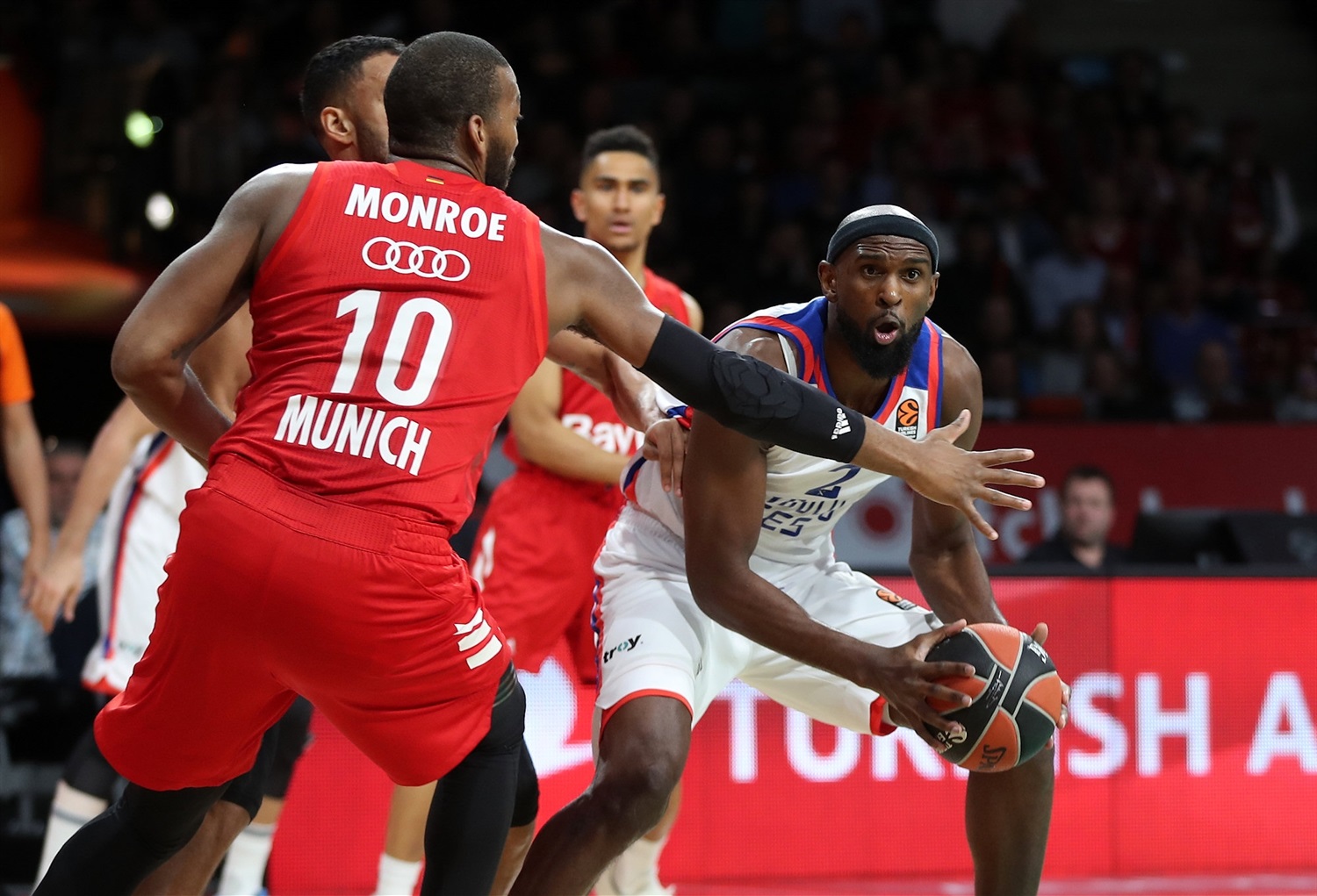 El Anadolu Efes gana al Bayern desde la defensa y el triple (63-88)