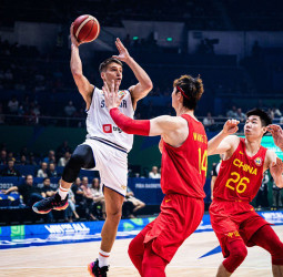 Serbia comienza aplastando a China (105-63)