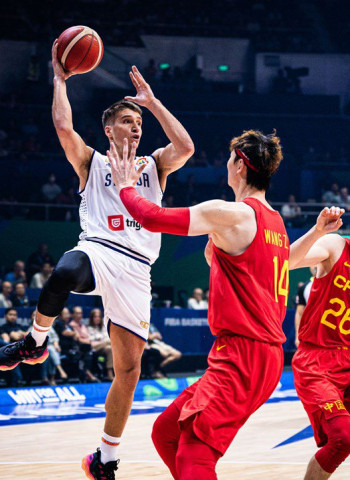Serbia comienza aplastando a China (105-63)