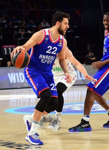 El Anadolu Efes inicia conversaciones para renovar a Vasilije Micic