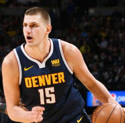 Nikola Jokic iguala a triples-dobles con Larry Bird