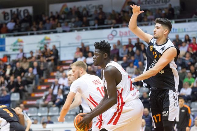 Un Nou Congost repleto pone sal a la Liga Regular